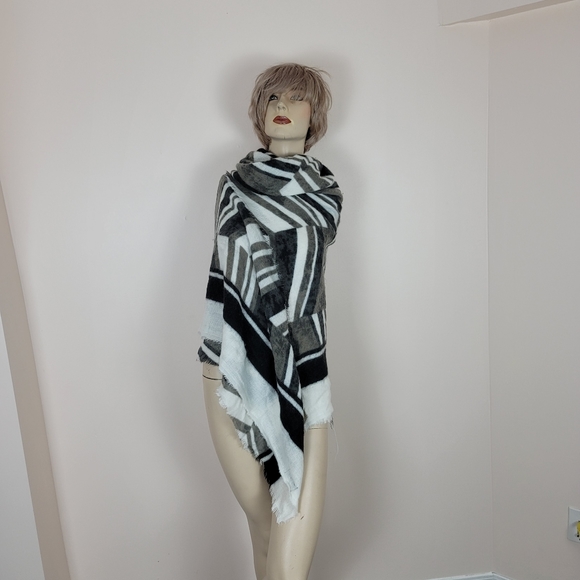 Zara black white gray striped fuzzy blanket scarf - Picture 10 of 13